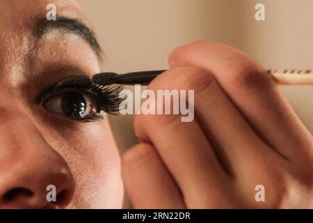 NEW DELHI, 2. Februar 2015 -- Eine Schülerin der Central Academy of Drama in China bereitet sich vor ihrer Show auf dem 17. Bharat Rang Mahotsav, oder dem Internationalen Theaterfestival Indiens, in New Delhi, Indien, am 2. Februar 2015 vor. Studenten der chinesischen Zentralakademie für Drama zeigten drei kurze Stücke, die traditionelle chinesische Kultur und Tanz auf dem Festival vermischen. ZhengxHuansong PUBLICATIONxNOTxINxCHN New Delhi 2. Februar 2015 eine Schülerin der China S Central Academy of Drama bereitet sich vor ihrer Show AUF dem 17. Bharat Rank oder dem Internationalen Theaterfestival von Indien in Neu-Delhi I vor Stockfoto