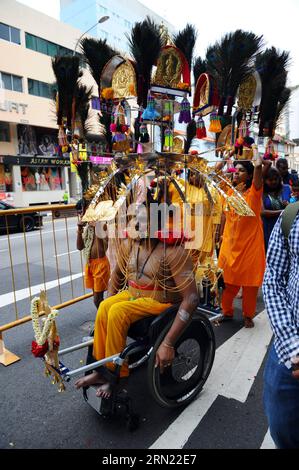 (150203) -- SINGAPUR, 3. Februar 2015 -- Singapurs Hindus nehmen an Thaipusam-Aktivitäten in Singapurs Little India Teil, 3. Februar 2015. Die Hindus in Singapur feiern am Dienstag das Thaipusam, das größte jährliche religiöse fest, das von der hinduistischen Gemeinde gefeiert wird. ) SINGAPUR-LITTLE INDIA-HINDUS-THAIPUSAM ThenxChihxWey PUBLICATIONxNOTxINxCHN Singapur 3. Februar 2015 Singapur S Hindus nehmen an Thaipusam-Aktivitäten in Singapur Teil S Little India 3. Februar 2015 Singapur S Hindus feiern AM Dienstag das Thaipusam, das größte jährliche religiöse Festival, das von der Hindu Community Singapore lit gefeiert wird Stockfoto