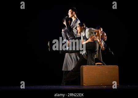 NEW DELHI, 2. Februar 2015 -- Studenten der Central Academy of Drama in China führen ein kurzes Stück The Case während ihrer Show auf dem 17. Bharat Rang Mahotsav, oder dem Internationalen Theaterfestival Indiens, in New Delhi, Indien, am 2. Februar 2015 auf. Studenten der chinesischen Zentralakademie für Drama zeigten drei kurze Stücke, die traditionelle chinesische Kultur und Tanz auf dem Festival vermischen. ZhengxHuansong PUBLICATIONxNOTxINxCHN Neu-Delhi 2. Februar 2015 Schüler der China S Central Academy of Drama spielen ein kurzes Stück The Case während ihrer Show IM 17. Bharat Rank oder Internat Stockfoto