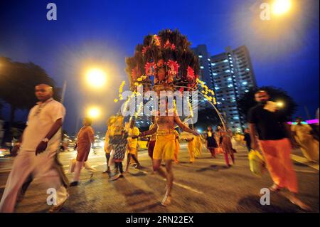 (150203) -- SINGAPUR, 3. Februar 2015 -- Singapurs Hindus nehmen an Thaipusam-Aktivitäten in Singapurs Little India Teil, 3. Februar 2015. Die Hindus in Singapur feiern am Dienstag das Thaipusam, das größte jährliche religiöse fest, das von der hinduistischen Gemeinde gefeiert wird. ) SINGAPUR-LITTLE INDIA-HINDUS-THAIPUSAM ThenxChihxWey PUBLICATIONxNOTxINxCHN Singapur 3. Februar 2015 Singapur S Hindus nehmen an Thaipusam-Aktivitäten in Singapur Teil S Little India 3. Februar 2015 Singapur S Hindus feiern AM Dienstag das Thaipusam, das größte jährliche religiöse Festival, das von der Hindu Community Singapore lit gefeiert wird Stockfoto