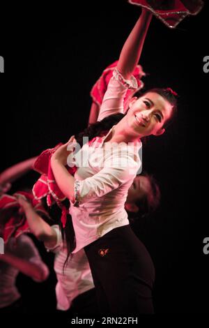 NEW DELHI, 2. Februar 2015 -- Studenten der Central Academy of Drama in China spielen ein kurzes Stück während ihrer Show auf dem 17. Bharat Rang Mahotsav, oder International Theatre Festival of India, in New Delhi, Indien, 2. Februar 2015. Studenten der chinesischen Zentralakademie für Drama zeigten drei kurze Stücke, die traditionelle chinesische Kultur und Tanz auf dem Festival vermischen. ZhengxHuansong PUBLICATIONxNOTxINxCHN New Delhi 2. Februar 2015 Studenten der China S Central Academy of Drama spielen ein kurzes Stück während ihrer Show AUF dem 17. Bharat Rank oder dem International Theatre fest Stockfoto