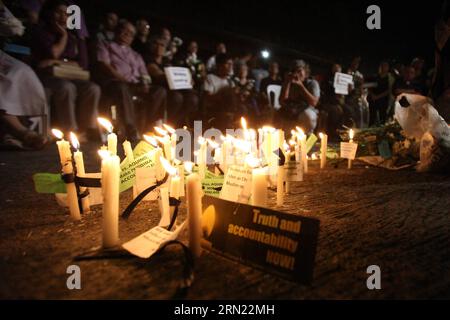 (150203) -- QUEZON CITY, 3. Februar 2015 -- Menschen zünden Kerzen an und bieten Blumen und Gebete für die getöteten 49 Mitglieder der philippinischen National Police Special Action Force (PNP-SAF) am Tor des PNP-Hauptquartiers in Quezon City, Philippinen, 3. Februar 2015. Während des gewaltsamen Konflikts in Mamasapano, Maguindanao am 25. Januar, sagte der Chef der Streitkräfte der Philippinen am Dienstag, dass es an Koordination und Planung zwischen den Streitkräften und der Führung der PNP-SAF mangelte. (lmz) PHILIPPINEN-QUEZON CITY-KERZENBELEUCHTUNG RouellexUmali PUBLICATIONxNOTxINxCHN Quezon City 3. Februar Stockfoto