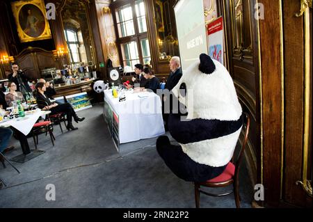 (150203)-- WIEN, 3. Februar 2015-- das Foto vom 2. Februar 2015 zeigt, dass die Werbekampagne europäischer Panda-Fans, die nach Sichuan reisen, im Wiener Zoo auf dem Gelände des berühmten Schlosses Schönbrunn in Wien stattfindet. Die Kampagne wurde im November 2014 in der Chengdu Research Base of Giant Panda Breeding in der Provinz Sichuan im Südwesten Chinas gestartet. Es wurde erwartet, 12 Panda-Fans aus sechs europäischen Ländern auszuwählen, darunter Großbritannien, Frankreich, Spanien, Belgien, Deutschland und Österreich. Sie traten einem 40-köpfigen Selbstfahrer-Team bei, das aus ausgewählten Pandas-Fans und Experten bestand Stockfoto