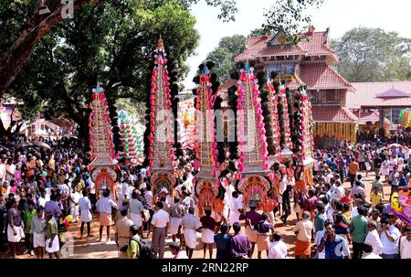 (150204) -- THRISSUR, 3. Februar 2015 -- Devotees versammeln sich im Sree Maheswara Tempel für die Thaipusam in Koorkancherry in Thrissur, Indiens südlichem Bundesstaat Kerala, 3. Februar 2015. Thaipusam ist das größte religiöse fest, das jährlich von der hinduistischen Gemeinde gefeiert wird. ) INDIEN-THRISSUR-THAIPUSAM Stringer PUBLICATIONxNOTxINxCHN Thrissur 3. Februar 2015 Devotees versammeln sich IM Sree-Tempel für das Thaipusam in Thrissur India S Southern State of Kerala 3. Februar 2015 Thaipusam IST das größte jährliche religiöse Festival, das von der Hindu Community India Thrissur Thaipusam Stringer PUBLxATINNCH gefeiert wird Stockfoto