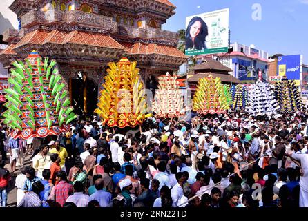 (150204) -- THRISSUR, 3. Februar 2015 -- Devotees versammeln sich im Sree Maheswara Tempel für die Thaipusam in Koorkancherry in Thrissur, Indiens südlichem Bundesstaat Kerala, 3. Februar 2015. Thaipusam ist das größte religiöse fest, das jährlich von der hinduistischen Gemeinde gefeiert wird. ) INDIEN-THRISSUR-THAIPUSAM Stringer PUBLICATIONxNOTxINxCHN Thrissur 3. Februar 2015 Devotees versammeln sich IM Sree-Tempel für das Thaipusam in Thrissur India S Southern State of Kerala 3. Februar 2015 Thaipusam IST das größte jährliche religiöse Festival, das von der Hindu Community India Thrissur Thaipusam Stringer PUBLxATINNCH gefeiert wird Stockfoto