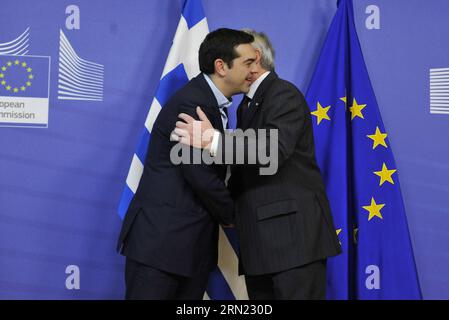 (150204) -- BRÜSSEL, 4. Februar 2015 -- der griechische Premierminister Alexis Tsipras (L) umarmt sich mit dem Präsidenten der Europäischen Kommission Jean-Claude Juncker, bevor er am 4. Februar 2015 am EU-Hauptsitz in Brussles, Belgien, zusammentritt. ) BELGIEN-BRÜSSEL-EU-JUNCKER-GRIECHENLAND-TSIPRAS-TREFFEN YexPingfan PUBLICATIONxNOTxINxCHN Brüssel 4. Februar 2015 griechische Premierminister Alexis Tsipras l umarmt mit dem Präsidenten der Europäischen Kommission Jean Claude Juncker vor ihrem Treffen AM EU-Sitz in Belgien 4. Februar 2015 Belgien Brüssel EU Juncker Griechenland Tsipras Treffen PUBLICATIONxNOTxCHINxN Stockfoto