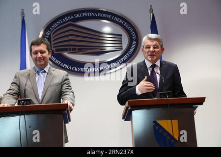 (150204) -- SARAJEVO, 4. Februar 2015 -- der Vorsitzende des Repräsentantenhauses des Parlaments von Bosnien und Herzegowina (BiH) Sefik Dzaferovic (R) und der Vorsitzende des Repräsentantenhauses des Parlaments der Tschechischen Republik Jan Hamacek (L) nehmen am 4. Februar 2015 an der Pressekonferenz im Parlamentsgebäude in Sarajevo (Bosnien und Herzegowina) Teil. Jan Hamacek, Vorsitzender des Repräsentantenhauses der Tschechischen Republik, verpflichtete sich am Mittwoch hier, den EU-Weg von Bosnien und Herzegowina (Bosnien und Herzegowina) zu unterstützen. ) BOSNIEN UND HERZEGOWINA-SARAJEVO-TSCHECHISCHE REPUBLIK-BESUCH HARISXMEMIJA PUBLICATIONXNOTXI Stockfoto