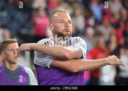 St. Louis, Missouri, USA. 30. August 2023. St. Louis City SC-Stürmer JOAO KLAUSS (9) erwärmt sich für eine mögliche Substitution gegen den FC Dallas im Citypark in St. Louis. (Bild: © Sven White/ZUMA Press Wire) NUR REDAKTIONELLE VERWENDUNG! Nicht für kommerzielle ZWECKE! Stockfoto