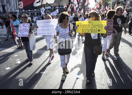 (150205) -- BUENOS AIRES, 4. Februar 2015 -- Bewohner nehmen an einer Demonstration Teil, die von sozialen, politischen, gewerkschafts- und Menschenrechtsorganisationen aufgerufen wurde, um die Klärung des Todes des Staatsanwalts Alberto Nisman vor dem Nationalkongress in Buenos Aires, Argentinien, am 4. Februar 2015 zu fordern. Die Demonstranten marschierten, um die Schaffung einer unabhängigen Untersuchungskommission, die Eröffnung der Akten zum AMIA-Fall und die Klärung des Todes des Staatsanwalts Alberto Nisman zu fordern, laut der lokalen Presse. ) ARGENTINA-BUENOS AIRES-SOCIETY-DEMONSTRATION MARTINXZABALA PUBLICA Stockfoto