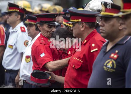 (150205) -- BUENOS AIRES, 5. Februar 2015 -- Mitglieder der Feuerwehr reagieren während einer Veranstaltung zum ersten Jahrestag des Brandes in der Firma Iron Mountain in Buenos Aires, Argentinien, am 5. Februar 2015. Der Brand am 5. Februar 2014 in der Iron Mountain Company verursachte den Tod von neun Feuerwehrleuten und einem Helfer. Martin Zabala) (fnc) ARGENTINIEN-BUENOS AIRES-SOCIETY-ANNIVERSARY e MARTINxZABALA PUBLICATIONxNOTxINxCHN Buenos Aires 5. Februar 2015 Mitglieder der Feuerwehr reagieren während der Veranstaltung anlässlich des ersten Jahrestages des Brandes in der Iron Mountain Company in Buenos Aires City Argent Stockfoto