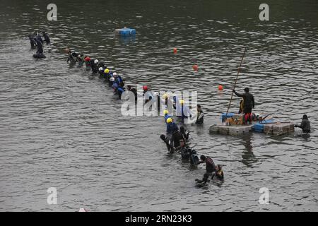 (150206) -- TAIPEI, 6. Februar 2015 -- Rettungskräfte suchen nach vermissten Passagieren im Keelung River in Taipei, Südostchinas Taiwan, 6. Februar 2015. Rettungskräfte erweiterten das Suchgebiet für die vermissten Passagiere am Freitag und zwei weitere Leichen wurden geborgen. Ein Flugzeug der TransAsia Airways stürzte am Mittwochmorgen im Keelung River ab, nachdem sein Flügel 10 Minuten nach dem Start ein Taxi auf einer erhöhten Autobahn abgeschnitten hatte. (mt) CHINA-TAIPEI-FLUGZEUG CRASH-RESCUE (CN) JinxLiwang PUBLICATIONxNOTxINxCHN Taipei Feb 6 2015 Rettungssuche nach vermissten Passagieren im Keelung River in Taipei Südostchina S TAIWA Stockfoto