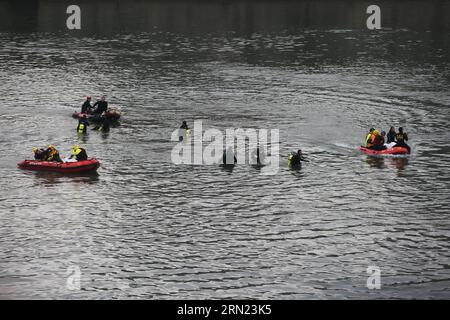 (150206) -- TAIPEI, 6. Februar 2015 -- Rettungskräfte bringen die Leichen von zwei Flugzeugabsturzopfern auf Flößen in den Keelung River von Taipei, Südostchinas Taiwan, 6. Februar 2015. Rettungskräfte erweiterten das Suchgebiet für die vermissten Passagiere am Freitag und zwei weitere Leichen wurden geborgen. Ein Flugzeug der TransAsia Airways stürzte am Mittwochmorgen im Keelung River ab, nachdem sein Flügel 10 Minuten nach dem Start ein Taxi auf einer erhöhten Autobahn abgeschnitten hatte. (mt) CHINA-TAIPEI-FLUGZEUG CRASH-RESCUE (CN) JinxLiwang PUBLICATIONxNOTxINxCHN Taipei Feb 6 2015 Rescue Transfer die Leichen von zwei Flugzeugabsturzopfern von Rafts in Keel Stockfoto