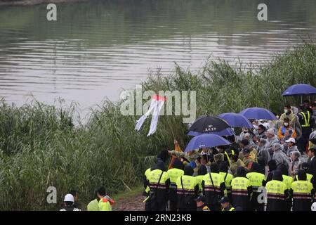 (150206) -- TAIPEI, 6. Februar 2015 -- Verwandte halten eine Gedenkzeremonie für Flugzeugabsturzopfer am Ufer des Keelung Flusses in Taipei, Südostchinas Taiwan, 6. Februar 2015 ab. Rettungskräfte erweiterten das Suchgebiet für die vermissten Passagiere am Freitag und vier weitere Leichen wurden geborgen. (mt) CHINA-TAIPEI-FLUGZEUG CRASH-RESCUE (CN) JinxLiwang PUBLICATIONxNOTxINxCHN Taipei 6. Februar 2015 Verwandte halten eine Gedenkzeremonie für Flugzeugabsturzopfer AM Ufer des Flusses Keelung in TAIPEI Südostchina S TAIWAN 6. Februar 2015 Rescue erweiterte das Suchgebiet für die vermissten Passagiere am Freitag und vier weitere Leichen Stockfoto