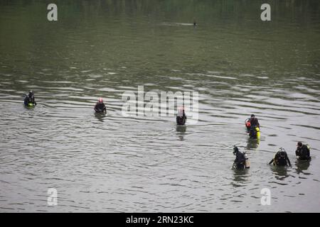 (150206) -- TAIPEI, 6. Februar 2015 -- Rettungskräfte suchen nach vermissten Passagieren im Keelung River in Taipei, Südostchinas Taiwan, 6. Februar 2015. Rettungskräfte erweiterten das Suchgebiet für die vermissten Passagiere am Freitag und zwei weitere Leichen wurden geborgen. Ein Flugzeug der TransAsia Airways stürzte am Mittwochmorgen im Keelung River ab, nachdem sein Flügel 10 Minuten nach dem Start ein Taxi auf einer erhöhten Autobahn abgeschnitten hatte. (mt) CHINA-TAIPEI-FLUGZEUG CRASH-RESCUE (CN) JinxLiwang PUBLICATIONxNOTxINxCHN Taipei Feb 6 2015 Rettungssuche nach vermissten Passagieren im Keelung River in Taipei Südostchina S TAIWA Stockfoto