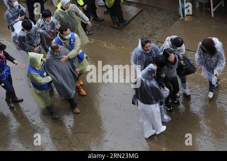 (150206) -- TAIPEI, 6. Februar 2015 -- Verwandte von Opfern und vermissten Passagieren eines Flugzeugabsturzes verlassen die Rettungsstelle in Taipei, Taiwan im Südosten Chinas, 6. Februar 2015. Rettungskräfte erweiterten das Suchgebiet für die vermissten Passagiere am Freitag und vier weitere Leichen wurden geborgen. (mt) CHINA-TAIPEI-FLUGZEUG CRASH-RESCUE (CN) JinxLiwang PUBLICATIONxNOTxINxCHN Taipei 6. Februar 2015 Verwandte von Opfern und vermissten Passagieren eines Flugzeugabsturzes verlassen die Rettungsstelle in TAIPEI Südostchina S TAIWAN 6. Februar 2015 Rescue erweiterte das Suchgebiet für die vermissten Passagiere Freitag und vier weitere Leichen wurden wieder aufgenommen Stockfoto