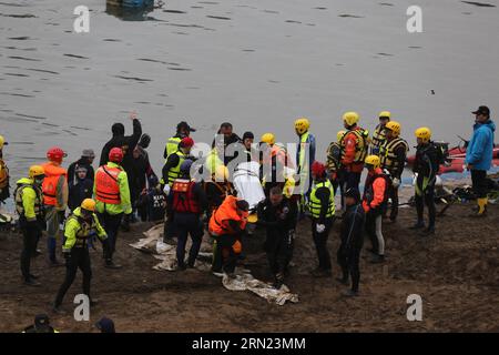 AKTUELLES ZEITGESCHEHEN Flugzeugabsturz in TAIPEH - Bergung der Opfer (150206) -- TAIPEI, 6. Februar 2015 -- Rettungskräfte überführen die Leiche eines Flugzeugabsturzes am Ufer des Keelung-Flusses in Taipeh, Südostchinesisch Taiwan, 6. Februar 2015. Rettungskräfte erweiterten das Suchgebiet für die vermissten Passagiere am Freitag und vier weitere Leichen wurden geborgen. (mt) CHINA-TAIPEI-FLUGZEUG CRASH-RESCUE (CN) JinxLiwang PUBLICATIONxNOTxINxCHN Nachrichten aktuelle Ereignisse FLUGZEUGABSTURZ in Taipei Recovery die Opfer Taipei 6. Februar 2015 Rettungsübergabe der Leiche eines Flugzeugabsturzes AUF dem Ufer des Keelung Flusses in Taipei Stockfoto