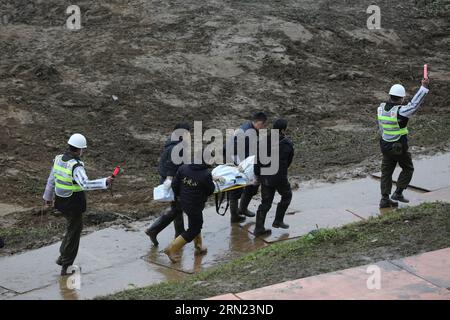 AKTUELLES ZEITGESCHEHEN Flugzeugabsturz in Taipeh - Bergung der Opfer (150206) -- TAIPEI, 6. Februar 2015 -- Rettungskräfte überstellen die Leiche eines Flugzeugabsturzopfers in Taipeh, Südostchinas Taiwan, 6. Februar 2015. Rettungskräfte erweiterten das Suchgebiet für die vermissten Passagiere am Freitag und vier weitere Leichen wurden geborgen. (mt) CHINA-TAIPEI-FLUGZEUG CRASH-RESCUE (CN) JinxLiwang PUBLICATIONxNOTxINxCHN Nachrichten aktuelle Ereignisse Flugzeugabsturz in Taipei Recovery die Opfer Taipei 6. Februar 2015 Rescue Transfer die Leiche eines Flugzeugabsturzopfers in Taipei Südostchina S TAIWAN 6. Februar 2015 Rescue erweiterte die SuchAR Stockfoto