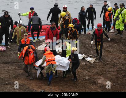 AKTUELLES ZEITGESCHEHEN Flugzeugabsturz in TAIPEH - Bergung der Opfer (150206) -- TAIPEI, 6. Februar 2015 -- Rettungskräfte überführen die Leiche eines Flugzeugabsturzes am Ufer des Keelung-Flusses in Taipeh, Südostchinesisch Taiwan, 6. Februar 2015. Rettungskräfte erweiterten das Suchgebiet für die vermissten Passagiere am Freitag und vier weitere Leichen wurden geborgen. (mt) CHINA-TAIPEI-FLUGZEUG CRASH-RESCUE (CN) JinxLiwang PUBLICATIONxNOTxINxCHN Nachrichten aktuelle Ereignisse FLUGZEUGABSTURZ in Taipei Recovery die Opfer Taipei 6. Februar 2015 Rettungsübergabe der Leiche eines Flugzeugabsturzes AUF dem Ufer des Keelung Flusses in Taipei Stockfoto