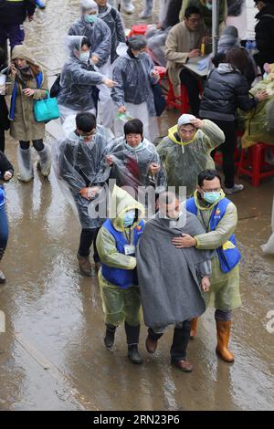 (150206) -- TAIPEI, 6. Februar 2015 -- Verwandte von Opfern und vermissten Passagieren eines Flugzeugabsturzes verlassen die Rettungsstelle in Taipei, Taiwan im Südosten Chinas, 6. Februar 2015. Rettungskräfte erweiterten das Suchgebiet für die vermissten Passagiere am Freitag und vier weitere Leichen wurden geborgen. (mt) CHINA-TAIPEI-FLUGZEUG CRASH-RESCUE (CN) JinxLiwang PUBLICATIONxNOTxINxCHN Taipei 6. Februar 2015 Verwandte von Opfern und vermissten Passagieren eines Flugzeugabsturzes verlassen die Rettungsstelle in TAIPEI Südostchina S TAIWAN 6. Februar 2015 Rescue erweiterte das Suchgebiet für die vermissten Passagiere Freitag und vier weitere Leichen wurden wieder aufgenommen Stockfoto