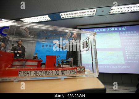 (150206) -- NEW TAIPEI CITY, 6. Februar 2015 -- Executive Director des Aviation Safety Council Thomas Wang erläutert die Untersuchung des TransAsia Airways-Fluges GE235 auf einer Pressekonferenz in New Taipei City im Südosten Chinas Taiwan, 6. Februar 2015. Die Behörden analysierten die beiden Flugdatenschreiber, oder Black Boxes, und Sprachaufnahmen, die aus dem Flugzeug gewonnen wurden, nachdem es am 4. Februar um 10:52 Uhr vom Flughafen Songshan in den Keelung River stürzte. Ein vorläufiger Bericht über den Unfall wird innerhalb von 30 Tagen veröffentlicht. )(WJQ) CHINA-NEW TAIPEI CITY-FLUGZEUG CRASH-BLACK BOX Stockfoto