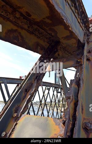 Das sehr rostige korrodierte Gitterstahlwerk der alten Barmouth Eisenbahnbrücke, kurz vor dem Ersatz, 30. August 2023 Stockfoto