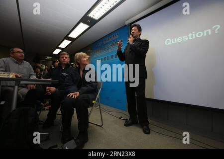 (150206) -- NEW TAIPEI CITY, 6. Februar 2015 -- Executive Director des Aviation Safety Council Thomas Wang erläutert die Untersuchung des TransAsia Airways-Fluges GE235 auf einer Pressekonferenz in New Taipei City im Südosten Chinas Taiwan, 6. Februar 2015. Die Behörden analysierten die beiden Flugdatenschreiber, oder Black Boxes, und Sprachaufnahmen, die aus dem Flugzeug gewonnen wurden, nachdem es am 4. Februar um 10:52 Uhr vom Flughafen Songshan in den Keelung River stürzte. Ein vorläufiger Bericht über den Unfall wird innerhalb von 30 Tagen veröffentlicht. )(WJQ) CHINA-NEW TAIPEI CITY-FLUGZEUG CRASH-BLACK BOX Stockfoto