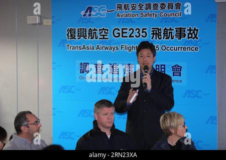 (150206) -- NEW TAIPEI CITY, 6. Februar 2015 -- Executive Director des Aviation Safety Council Thomas Wang erläutert die Untersuchung des TransAsia Airways-Fluges GE235 auf einer Pressekonferenz in New Taipei City im Südosten Chinas Taiwan, 6. Februar 2015. Die Behörden analysierten die beiden Flugdatenschreiber, oder Black Boxes, und Sprachaufnahmen, die aus dem Flugzeug gewonnen wurden, nachdem es am 4. Februar um 10:52 Uhr vom Flughafen Songshan in den Keelung River stürzte. Ein vorläufiger Bericht über den Unfall wird innerhalb von 30 Tagen veröffentlicht. )(WJQ) CHINA-NEW TAIPEI CITY-FLUGZEUG CRASH-BLACK BOX Stockfoto