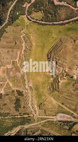 Blick von oben auf die inka-Ruinen von Sacsayhuaman am Stadtrand von Cusco, Peru. Archäologische Stätte der alten Inka-Zitadelle. Stockfoto