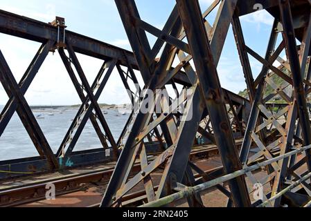 Das sehr rostige korrodierte Gitterstahlwerk der alten Barmouth Eisenbahnbrücke, kurz vor dem Ersatz, 30. August 2023 Stockfoto