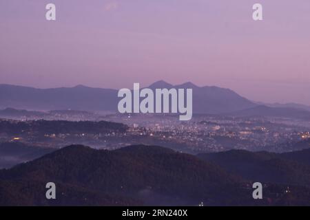 Sonnenaufgang am Tuyen Lam See vom Gipfel des Pinhat Berges, einer berühmten Landschaft von da Lat Stockfoto