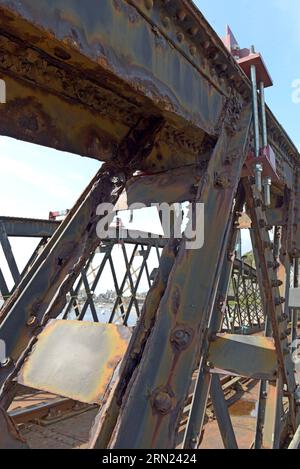 Das sehr rostige korrodierte Gitterstahlwerk der alten Barmouth Eisenbahnbrücke, kurz vor dem Ersatz, 30. August 2023 Stockfoto