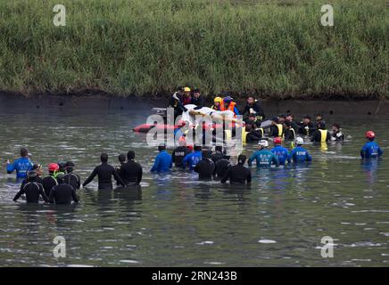 (150207) -- TAIPEI, 7. Februar 2015 -- Rettungskräfte übertragen die Leiche eines Flugzeugabsturzopfers per Floß im Keelung River von Taipei, Taiwan im Südosten Chinas, 7. Februar 2015. Die Rettungskräfte suchten weiterhin nach den vermissten Passagieren des Flugzeugabsturzes von TransAsia Airlines am Samstag. (mt) CHINA-TAIPEI-FLUGZEUG-ABSTURZRETTUNG (CN) JinxLiwang PUBLICATIONxNOTxINxCHN Taipei 7. Februar 2015 Rettungsübergabe der Leiche eines Flugzeugabsturzopfers per Floß in Keelung River von TAIPEI Südostchina S TAIWAN 7. Februar 2015 die Rettungskräfte suchten nach den vermissten Fluggästen des Trans Asia Airlines-Absturzes am Samstag Mt China Taipeh Stockfoto