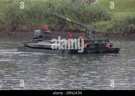 (150207) -- TAIPEI, 7. Februar 2015 -- Ein Rettungsschiff sucht nach vermissten Passagieren im Keelung River von Taipei, Südostchinas Taiwan, 7. Februar 2015. Die Rettungskräfte suchten am Samstag nach den vermissten Passagieren des Flugzeugabsturzes von TransAsia Airlines.) (mt) CHINA-TAIPEI-FLUGZEUG-ABSTURZRETTUNG (CN) JinxLiwang PUBLICATIONxNOTxINxCHN Taipei 7. Februar 2015 ein Rettungsschiff sucht nach vermissten Passagieren in Keelung River von Taipei Südost-China S TAIWAN 7. Februar 2015 die Rettung hielt AUF der Suche nach den vermissten Passagieren des Trans Asia Airlines Flugzeugabsturzes Samstag Mt China Taipei Flugzeug Crash Rescue CN PU Stockfoto