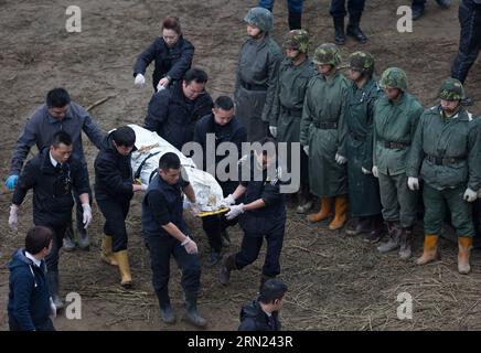 (150207) -- TAIPEI, 7. Februar 2015 -- Rettungskräfte übergeben die Leiche eines Flugzeugabsturzes am Ufer des Keelung River in Taipei, Taiwan im Südosten Chinas, 7. Februar 2015. Die Rettungskräfte am Samstagmorgen haben drei weitere Leichen geborgen, was die Zahl der Todesopfer nach dem Flugzeugabsturz von TransAsia Airlines auf 38 erhöht hat. Fünf Passagiere werden immer noch vermisst. ) (mt) CHINA-TAIPEI-FLUGZEUG CRASH-RESCUE (CN) JinxLiwang PUBLICATIONxNOTxINxCHN Taipei 7. Februar 2015 Rescue Transfer die Leiche eines Flugzeugabsturzes AUF dem Ufer des Flusses Keelung in TAIPEI Südostchina S TAIWAN 7. Februar 2015 Rescue AM Samstagmorgen erholte drei weitere Stockfoto