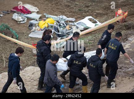 (150207) -- TAIPEI, 7. Februar 2015 -- Rettungskräfte übergeben die Leiche eines Flugzeugabsturzes am Ufer des Keelung River in Taipei, Taiwan im Südosten Chinas, 7. Februar 2015. Die Rettungskräfte am Samstagmorgen haben drei weitere Leichen geborgen, was die Zahl der Todesopfer nach dem Flugzeugabsturz von TransAsia Airways auf 38 erhöht hat. Fünf Passagiere werden immer noch vermisst. ) (mt) CHINA-TAIPEI-FLUGZEUG CRASH-RESCUE (CN) JinxLiwang PUBLICATIONxNOTxINxCHN Taipei 7. Februar 2015 Rescue Transfer die Leiche eines Flugzeugabsturzes AUF dem Ufer des Flusses Keelung in TAIPEI Südostchina S TAIWAN 7. Februar 2015 Rescue AM Samstagmorgen erholte drei weitere Stockfoto