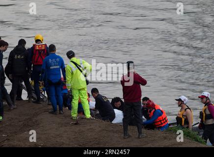 (150207) -- TAIPEI, 7. Februar 2015 -- Rettungskräfte übertragen die Leiche eines Flugzeugabsturzes vom Keelung River in Taipei, Taiwan im Südosten Chinas, 7. Februar 2015. Die Rettungskräfte am Samstagmorgen haben drei weitere Leichen geborgen, was die Zahl der Todesopfer nach dem Flugzeugabsturz von TransAsia Airways auf 38 erhöht hat. Fünf Passagiere werden immer noch vermisst. ) (mt) CHINA-TAIPEI-FLUGZEUG CRASH-RESCUE (CN) JinxLiwang PUBLICATIONxNOTxINxCHN Taipei 7. Februar 2015 Rettung der Leiche eines Flugzeugabsturzes vom Keelung-Fluss in Taipei Südostchina S TAIWAN 7. Februar 2015 Rettung AM Samstagmorgen hat drei weitere Leichen Raisi geborgen Stockfoto