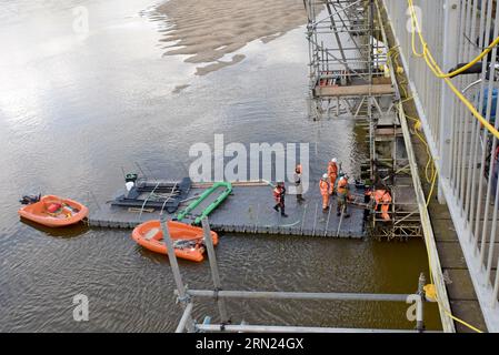 Eisenbahningenieure auf Pontons, die neue Stahlwerke für die Restaurierung der Barmouth Bridge, Wales, in Betrieb nehmen. 30. August 2023 Stockfoto