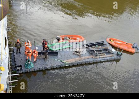 Eisenbahningenieure auf Pontons, die neue Stahlwerke für die Restaurierung der Barmouth Bridge, Wales, in Betrieb nehmen. 30. August 2023 Stockfoto