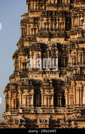 Der Virupaksha-Tempel von Hampi wird im indischen Bundesstaat Karnataka im Bellary District am 6. Februar 2015 gesehen. Hampi ist die letzte Hauptstadt des letzten großen Hindureiches Vijayanagar. Die fabelhaft reichen Fürsten errichteten dravidische Tempel und Paläste, die zwischen dem 14. Und 16. Jahrhundert die Bewunderung der Reisenden gewannen. Die Stadt, die 1565 von der muslimischen Konföderation der Dekkaner erobert wurde, wurde über einen Zeitraum von sechs Monaten geplündert, bevor sie aufgegeben wurde. Die Gruppen von Denkmälern in Hampi wurden 1986 zum UNESCO-Weltkulturerbe ernannt. I Stockfoto