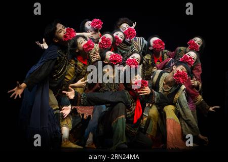 Studenten der chinesischen Central Academy of Drama spielen ein kurzes Stück Weeping Suo Ma Flower während ihrer Show auf dem 17. Bharat Rang Mahotsav oder dem Internationalen Theaterfestival von Indien in Neu-Delhi, Indien, 2. Februar 2015. ) WÖCHENTLICHE AUSWAHL VON XINHUA FOTO ZhengxHuansong PUBLICATIONxNOTxINxCHN Studenten der China S Central Academy of Drama führen ein kurzes Stück Weeping Suo MA Flower während ihrer Show AUF dem 17. Bharat Rank oder International Theatre Festival of India in New Delhi Indien Februar 2 2015 wöchentliche Auswahl von XINHUA Photo PUBLICATIONxNOTxINxCHN Stockfoto