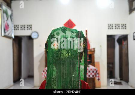 (150208) -- TANGERANG, 8. Februar 2015 -- Benteng Chinesin Linawati, gekleidet in traditionellen chinesischen Hochzeitskostümen, erwartet ihren Verlobten an ihrem Hochzeitstag in Tangerang, Indonesien, 8. Februar 2015. Benteng Chinese ist ein indonesisches Chinesen, das in der Gegend von Tangerang in der Provinz Banten lebt und immer noch die chinesische Kultur und Tradition bewahrt, die mit der lokalen Kultur vermischt sind. ) (azp) INDONESIA-TANGERANG-BENTENG CHINESE-WEDDING VerixSanovri PUBLICATIONxNOTxINxCHN 8. Februar 2015 Benteng Chinesische Frau in chinesischen traditionellen Hochzeitskostümen erwartet ihren Verlobten AN ihrem Hochzeitstag in Indonesien 8. Februar 2015 Ben Stockfoto