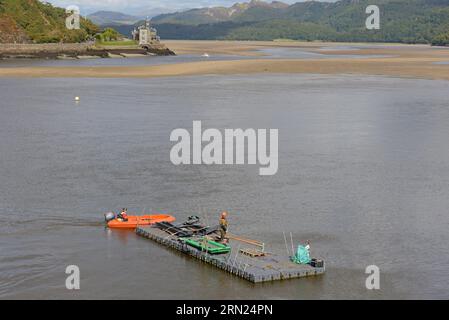 Eisenbahningenieure auf Pontons, die neue Stahlwerke für die Restaurierung der Barmouth Bridge, Wales, in Betrieb nehmen. 30. August 2023 Stockfoto