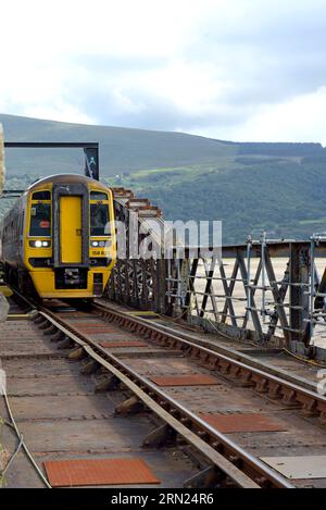 Transport for Wales Class 158, der die Barmouth Bridge kurz vor der Schließung zur Restaurierung überquert. Stockfoto