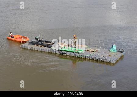 Eisenbahningenieure auf Pontons, die neue Stahlwerke für die Restaurierung der Barmouth Bridge, Wales, in Betrieb nehmen. 30. August 2023 Stockfoto