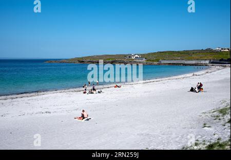 Fabelhafter, sicherer, sauberer Kilmurvey Strand mit einer blauen Flagge der Inis Mor, Co, Galway, Inishmore, Aran Island, Irland Stockfoto