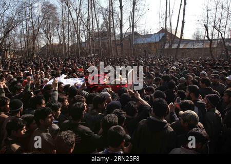 (150210) -- SRINAGAR, 10. Februar 2015 -- die Dorfbewohner Kaschmirs tragen den Leichnam des ermordeten Jugendlichen Farooq Ahmad Bhat während seiner Beerdigung in Palhallan der Stadt Pattan, etwa 30 km nordwestlich von Srinagar, der Sommerhauptstadt des von Indien kontrollierten Kaschmirs, am 10. Februar 2015. Hunderte Menschen versammelten sich am Dienstagmorgen in Palhallan, um den 20-jährigen Farooq Ahmad Bhat zu betrauern und an seinen Beerdigungsgebeten teilzunehmen. Nach der Beerdigung brachen am Dienstag im von Indianern kontrollierten Kaschmir neue Zusammenstöße aus, sagten die Beamten. ) KASCHMIR-SRINAGAR-ZIVILE TÖTUNG-BEERDIGUNG JavedxDar PUBLICATIONxN Stockfoto