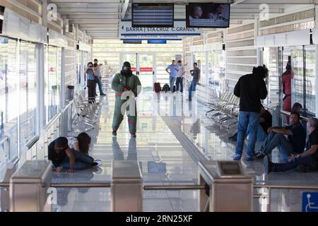 (150211) -- RIO DE JANEIRO, 11. Februar 2015 -- simulierte Terroristen verhaften die Passagiere als Geiseln während einer Anti-Terrorismus-Probe auf der BRT-Station Golfe Olimpico in Rio de Janeiro, Brasilien, 11. Februar 2015. Hier fand eine Anti-Terror-Probe statt, die auf die mögliche Geiselnahme während der Olympischen Spiele am Mittwoch abzielte. Während der Probe kam die Tactical Intervention Unit (ITU) des Special Police Operations Battalion (BOPE) zur Rettung der inhaftierten Geiseln in einem BRT-Bus in der Nähe des Olympic Golf Course. Dieses Training war Teil der Vorbereitung der BOPE auf die Olympischen Spiele und andere Stockfoto