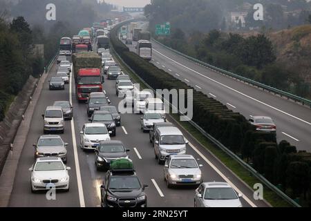 Fahrzeuge, die in Richtung Norden fahren, warten in einem Stau am Tanlei-Abschnitt des Beijing-Hong Kong-Macao Expressway in der zentralchinesischen Provinz Hunan, 10. Februar 2015, während Fahrzeuge weniger auf der Rückfahrspur sind. Die Zahl der Fahrzeuge, die am 10. Februar von Guangdong aus in Hunan einfuhren, wurde auf 43 000 geschätzt, was einem Anstieg von 40 % gegenüber dem Vorjahr entspricht. Die 40-tägige Reisebegeisterung, bekannt als Chunyun, die hektische Zeit rund um das Frühlingsfest, das dieses Jahr am 19. Februar fällt, begann am 4. Februar und dauert bis zum 16. März. ) (wyo) CHINA-HUNAN-TRAVEL RUSH-VEHICLES (CN) LixGa PUBLICATIONxNOTxINxCHN FAHRZEUGE, die in Richtung Norden fahren, warten im Verkehr Stockfoto