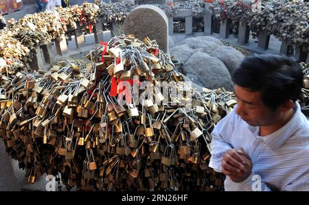 (150213) -- ZHENGZHOU, 13. Februar 2015 -- Foto aufgenommen am 29. Oktober 2009 zeigt Liebesschlösser auf dem Berg Taishan in der ostchinesischen Provinz Shandong. Love Locks , die normalerweise an malerischen Orten in China zu sehen sind und mit den Namen der Liebenden geschrieben sind, symbolisieren die Liebe zur Treue und Aufrichtigkeit für einander. ) (Zwx) CHINA- LOVE LOCKS (CN) WangxSong PUBLICATIONxNOTxINxCHN Zhengzhou Feb 13 2015 Foto aufgenommen AM OCT 29 2009 zeigt Love Locks AUF dem Taishan Berg in Ostchina Provinz S Shan Dong Love Locks normalerweise Seen in malerischen Orten in China und geschrieben mit den Namen der Liebhaber symbolisieren Liebe von loyalt Stockfoto