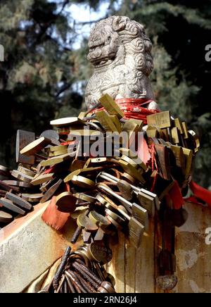 (150213) -- ZHENGZHOU, 13. Februar 2015 -- Foto aufgenommen am 15. Dezember 2014 zeigt Liebesschlösser im Pujiu-Tempel in der Stadt Yongji, Provinz Shanxi in Nordchina. Love Locks , die normalerweise an malerischen Orten in China zu sehen sind und mit den Namen der Liebenden geschrieben sind, symbolisieren die Liebe zur Treue und Aufrichtigkeit für einander. ) (Zwx) CHINA- LOVE LOCKS (CN) WangxSong PUBLICATIONxNOTxINxCHN Zhengzhou 13. Februar 2015 Foto aufgenommen AM 15. Dezember 2014 zeigt Love Locks AM Pujiu Tempel in Yongji Stadt Nordchina Provinz S Shanxi Love Locks normalerweise Seen an malerischen Orten in China und geschrieben mit den Namen der Liebhaber symbolisieren Stockfoto